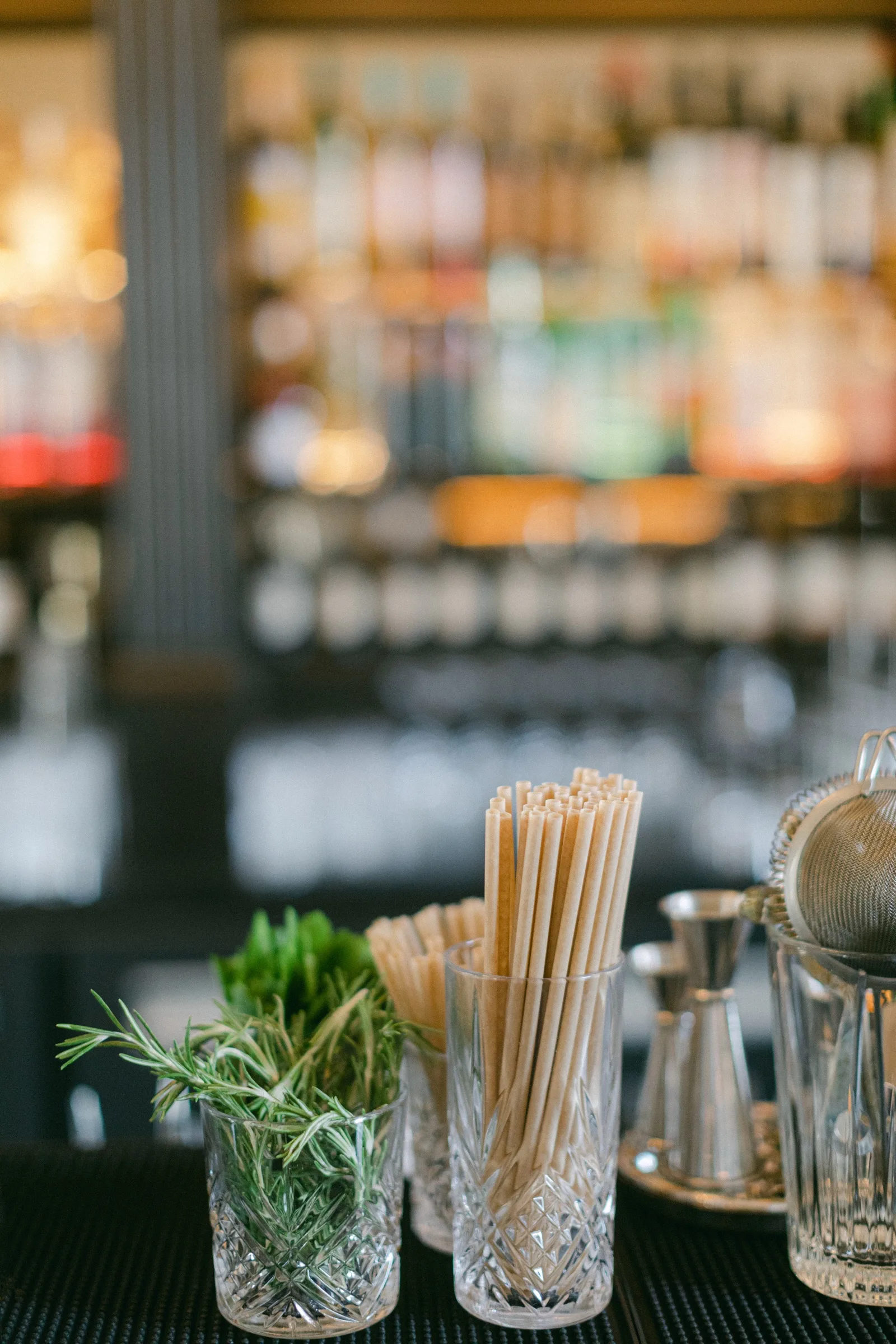 Le bar dressé, verres en cristal et romarin