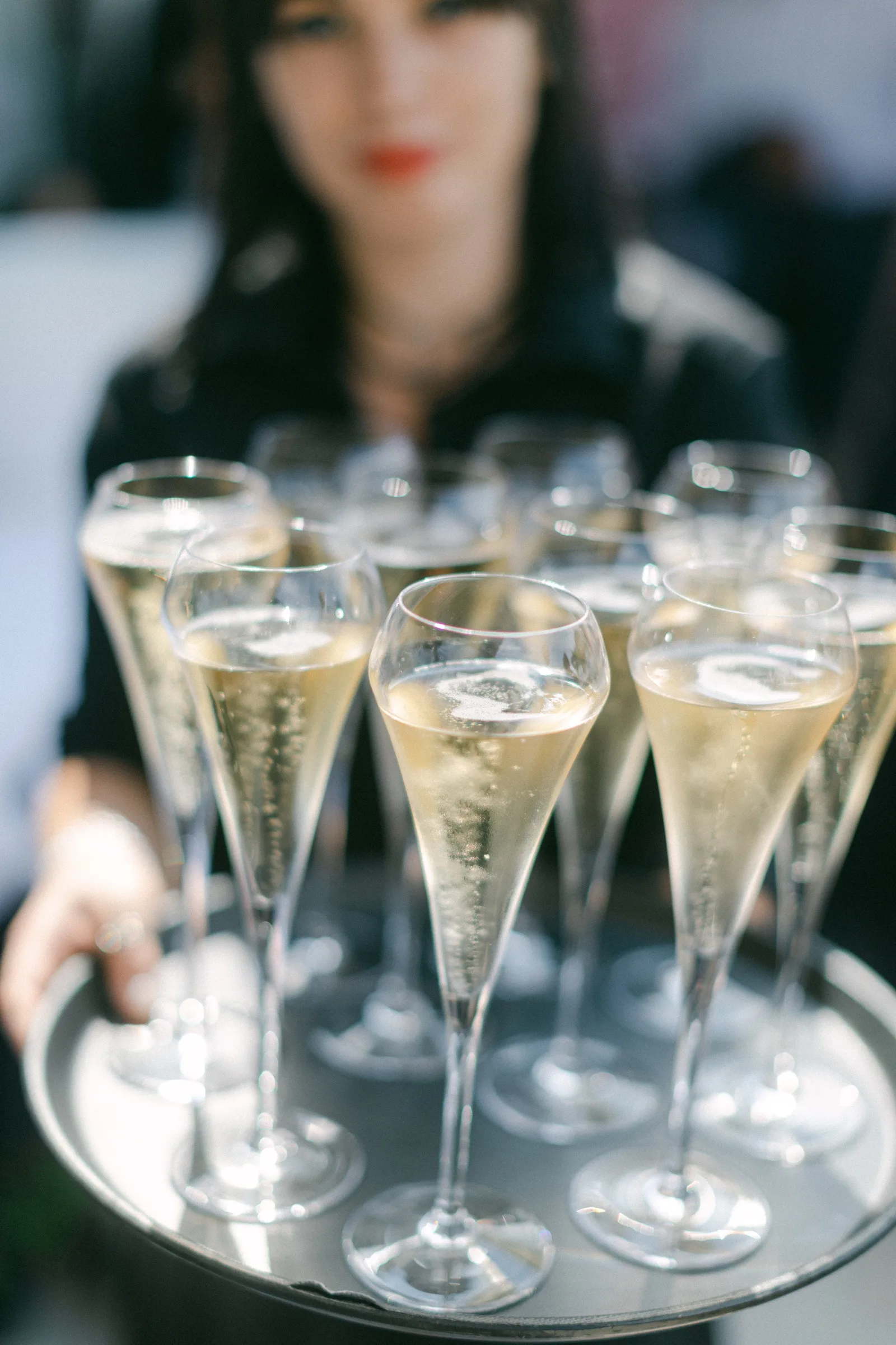 Plateau de coupes de champagne servi aux invités