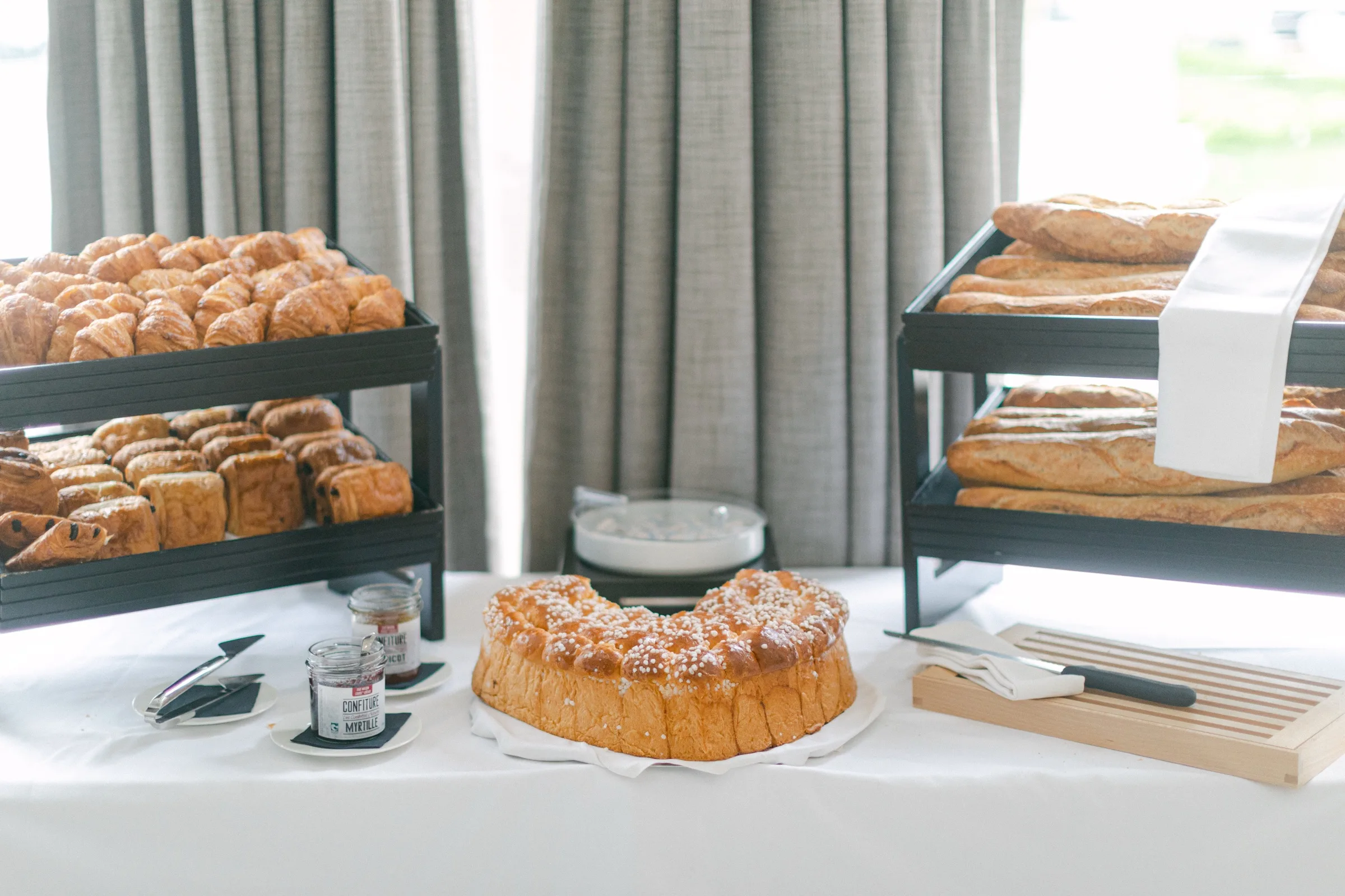 Viennoiseries et gâteaux dressés sur une table