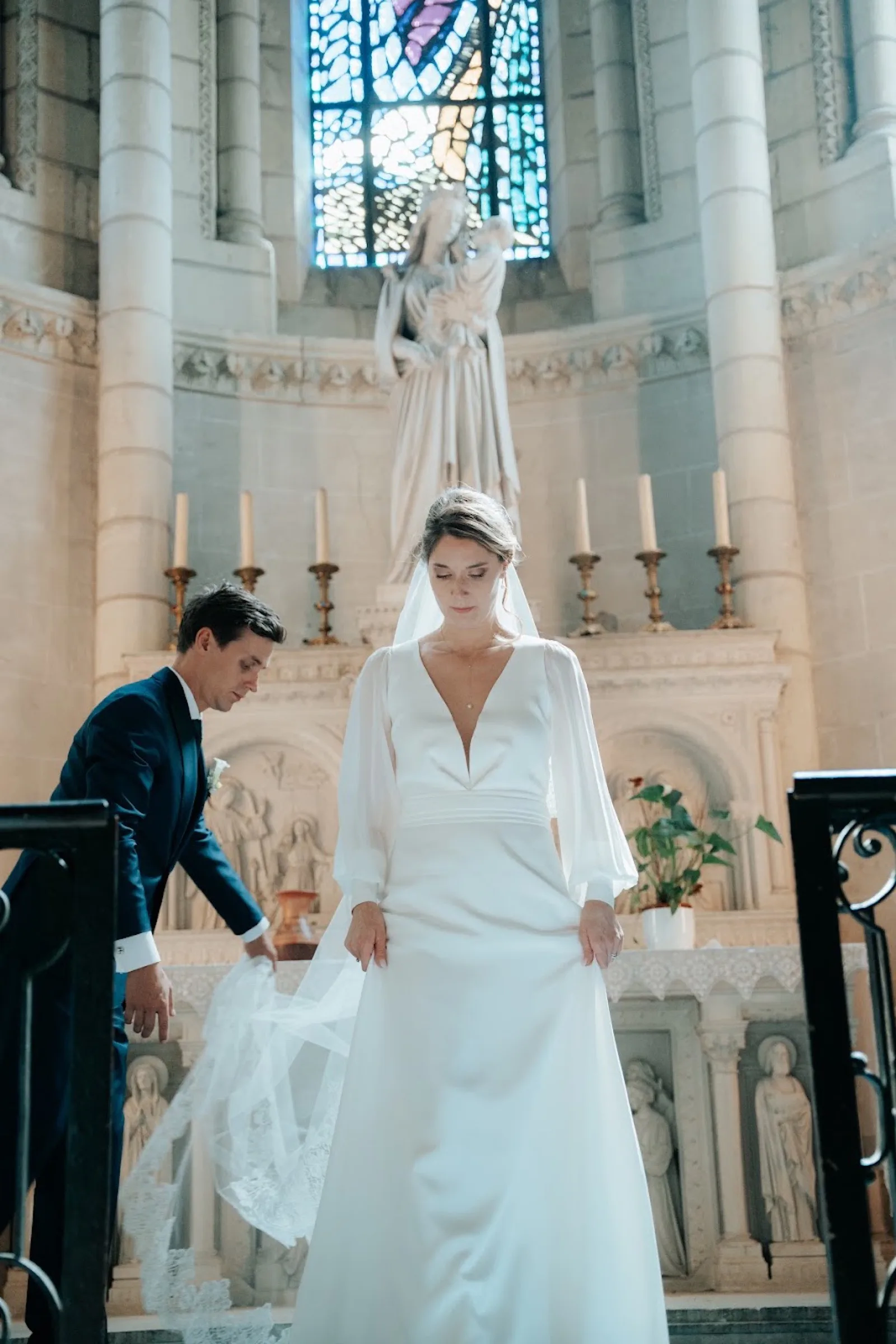 La mariée et son père dans l’église, sous les vitraux