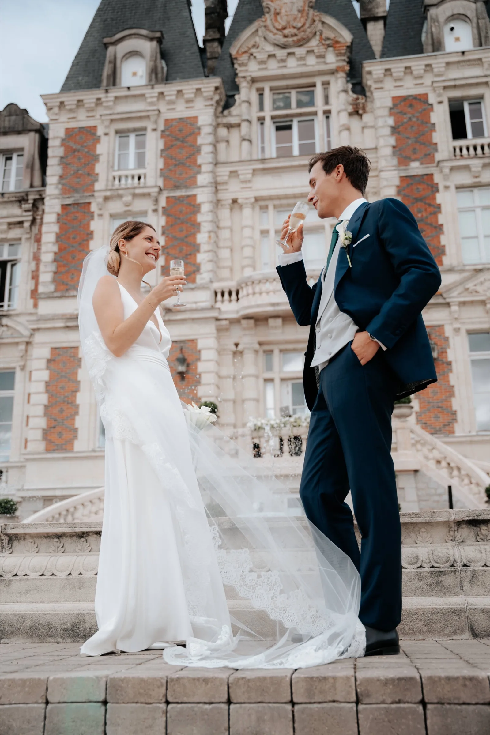 Les mariés devant la façade du château