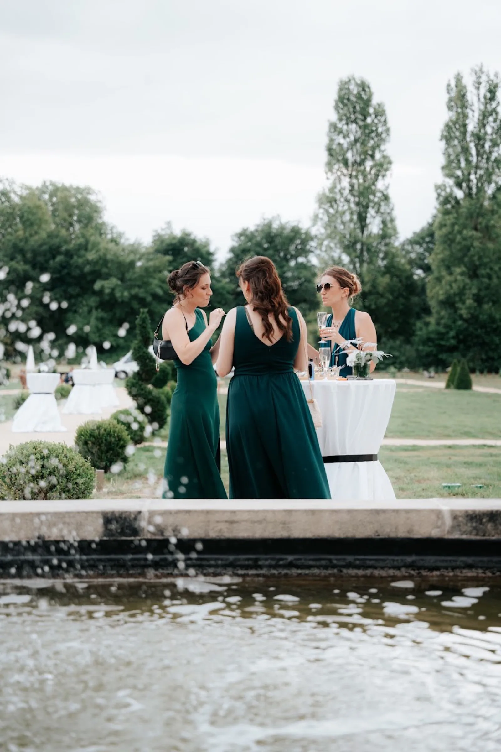 Les demoiselles d’honneur en vert au bord du bassin