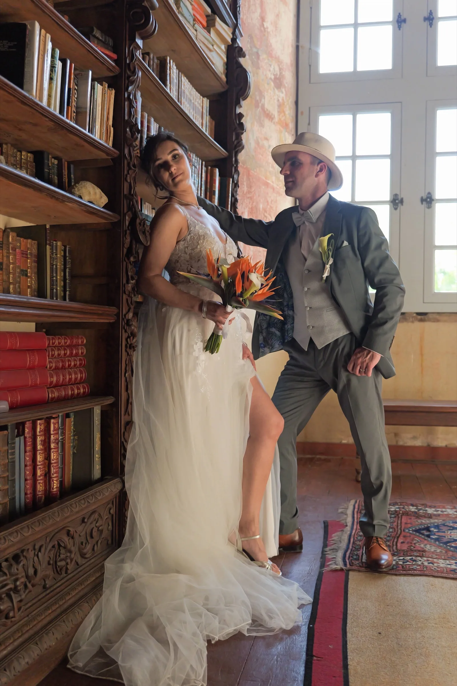 Les mariés dans la bibliothèque du château