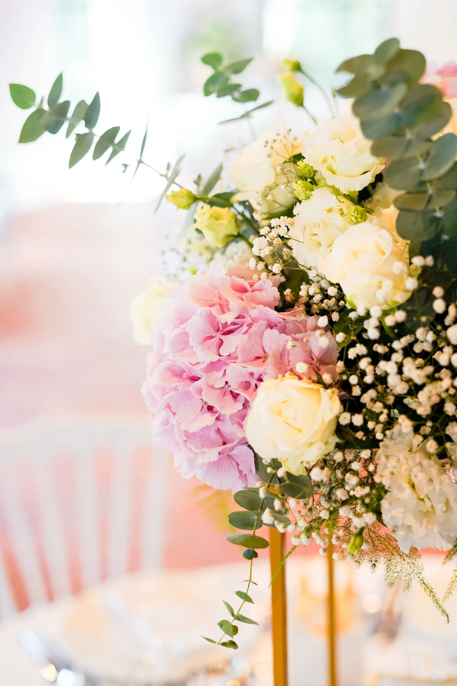 Bouquet de roses et d’hortensias rose pastel