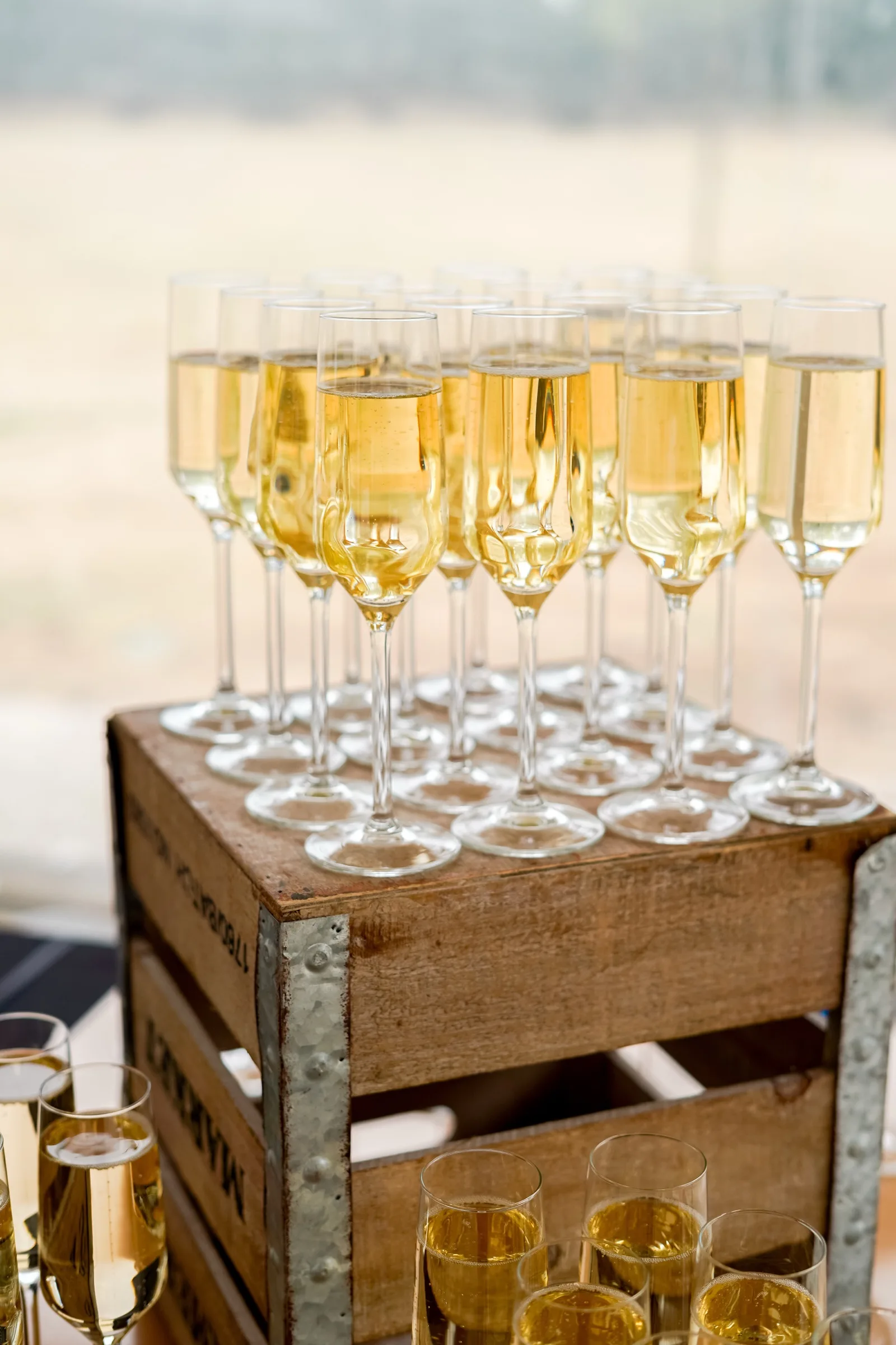 Coupes de champagne sur une caisse en bois