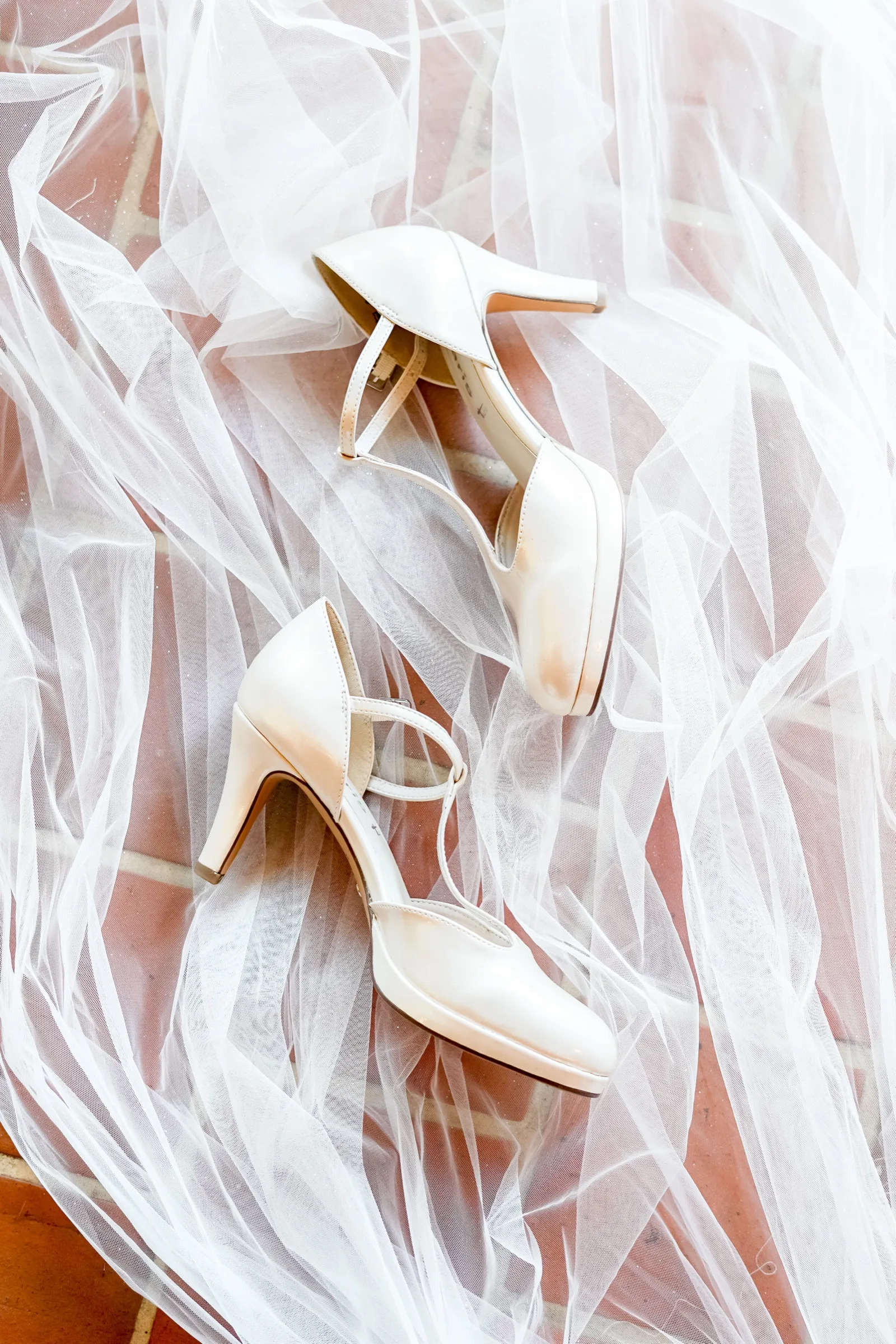 Les souliers de la mariée posés sur le voile