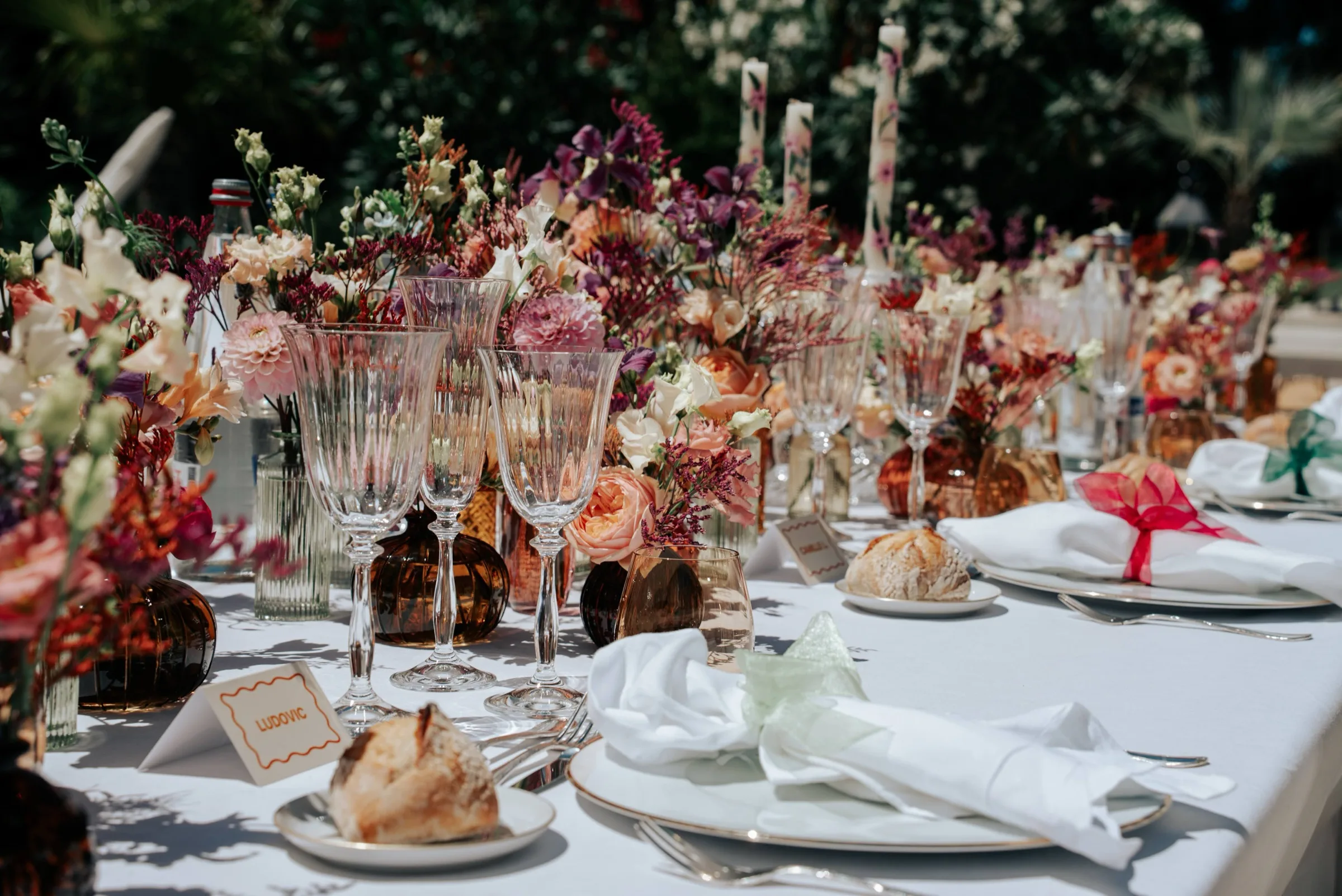 Table dressée de fleurs colorées et de vases en verre