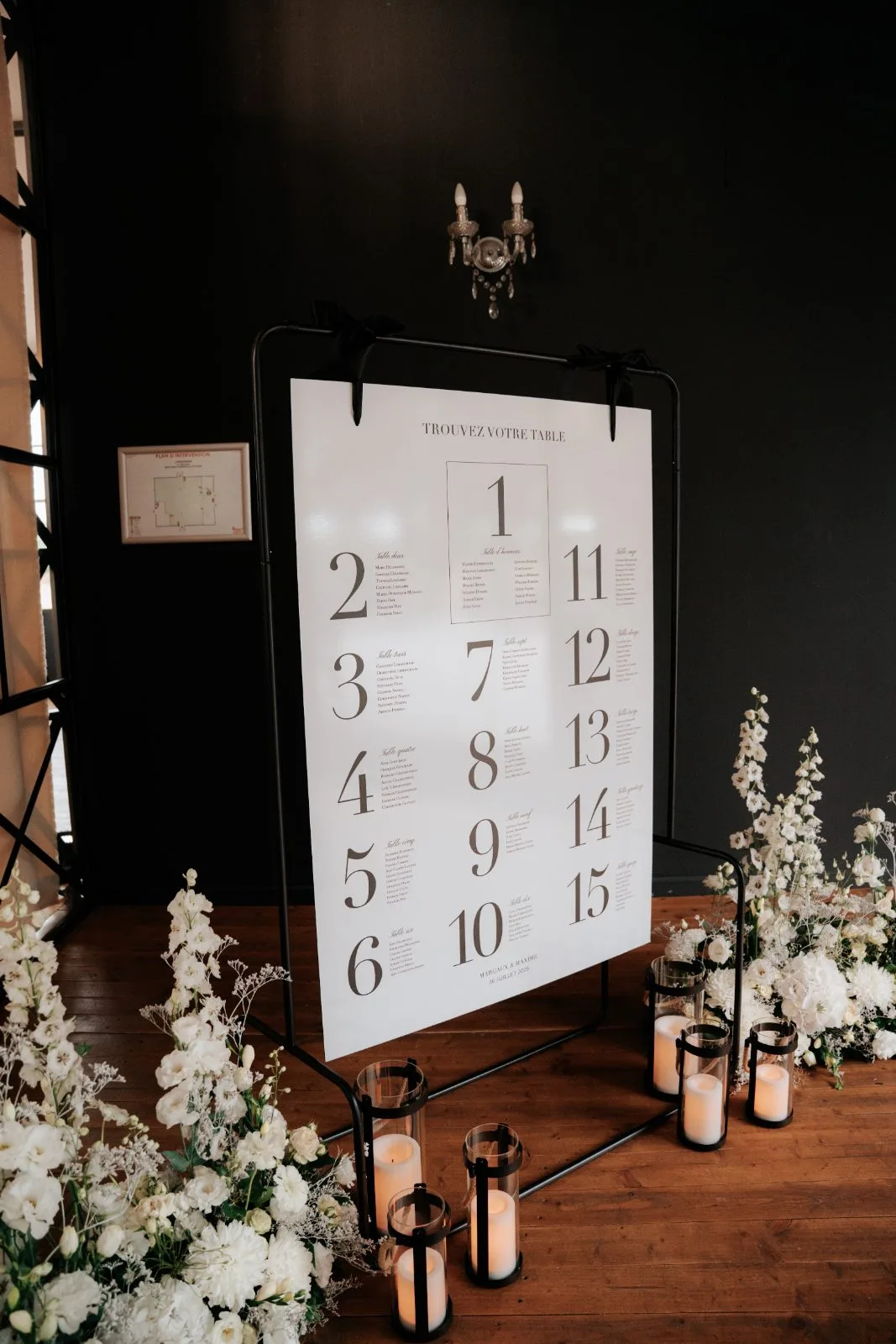 Plan de table éclairé de bougies sur fond noir