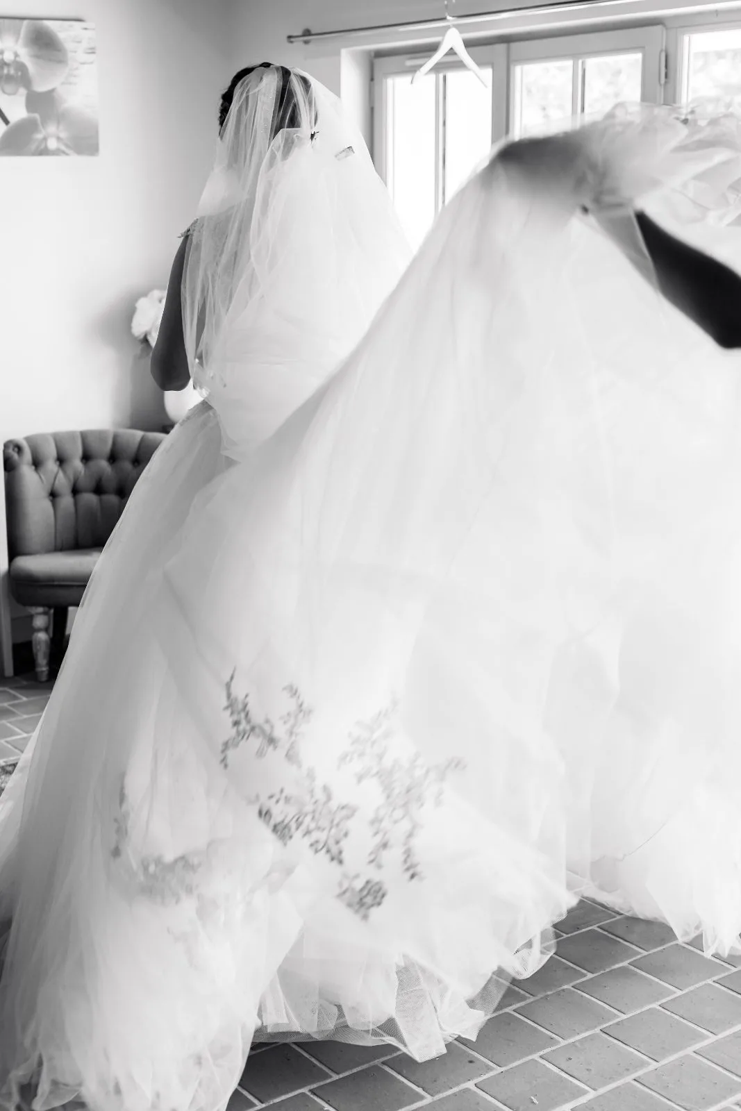 Robe de mariée en dentelle, en noir et blanc