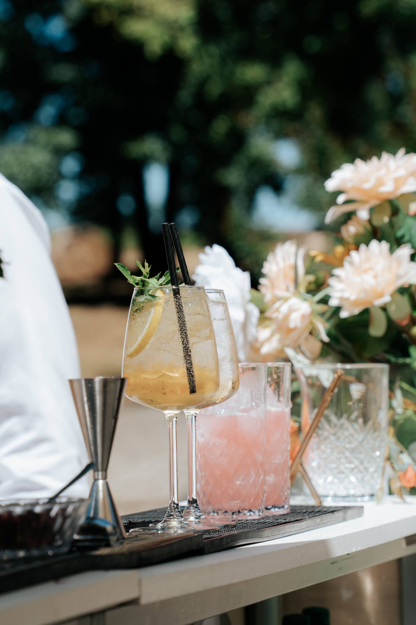 Cocktails servis au bar, bouquet de fleurs pêche