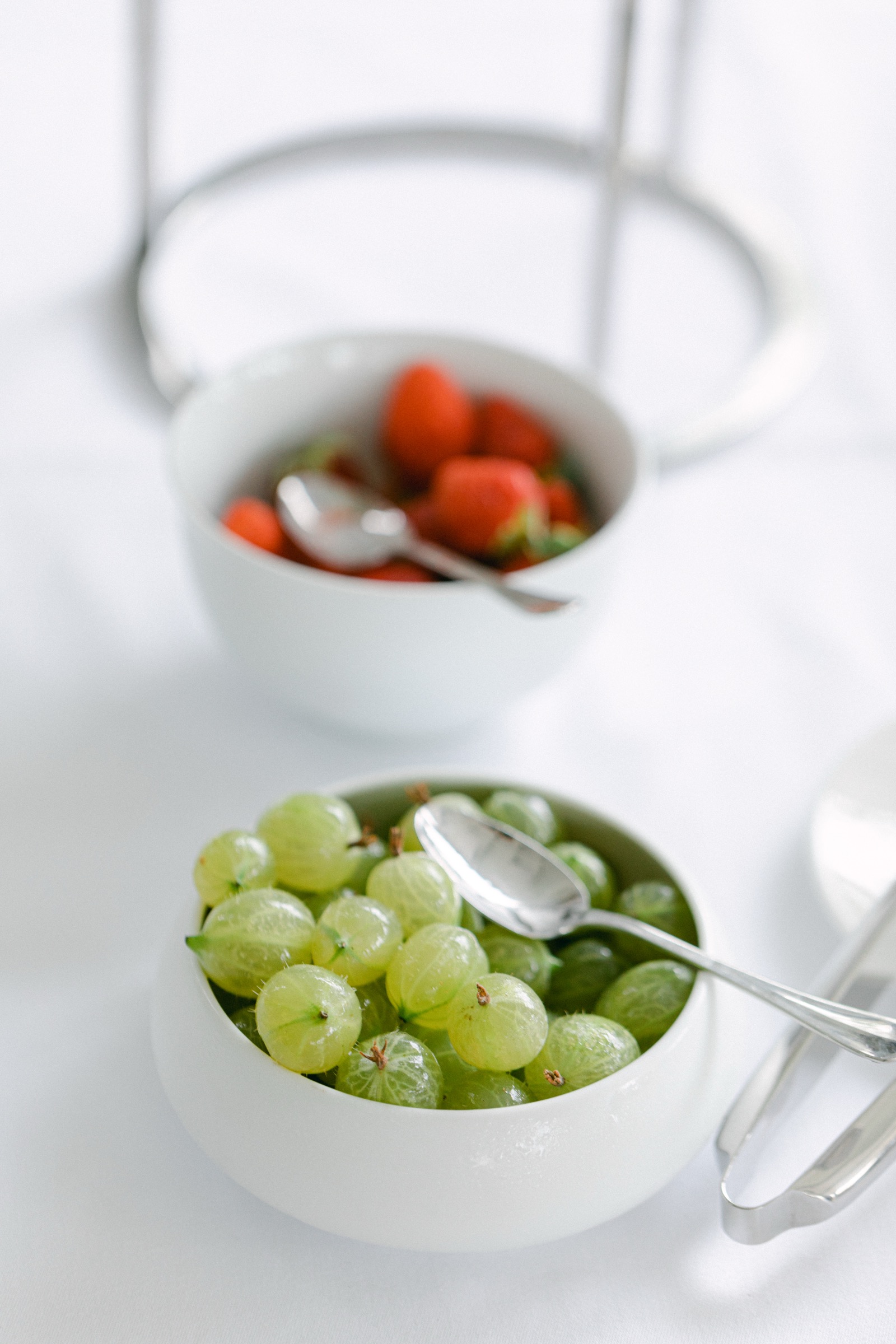 Coupelles de groseilles et de fraises servies au brunch du lendemain