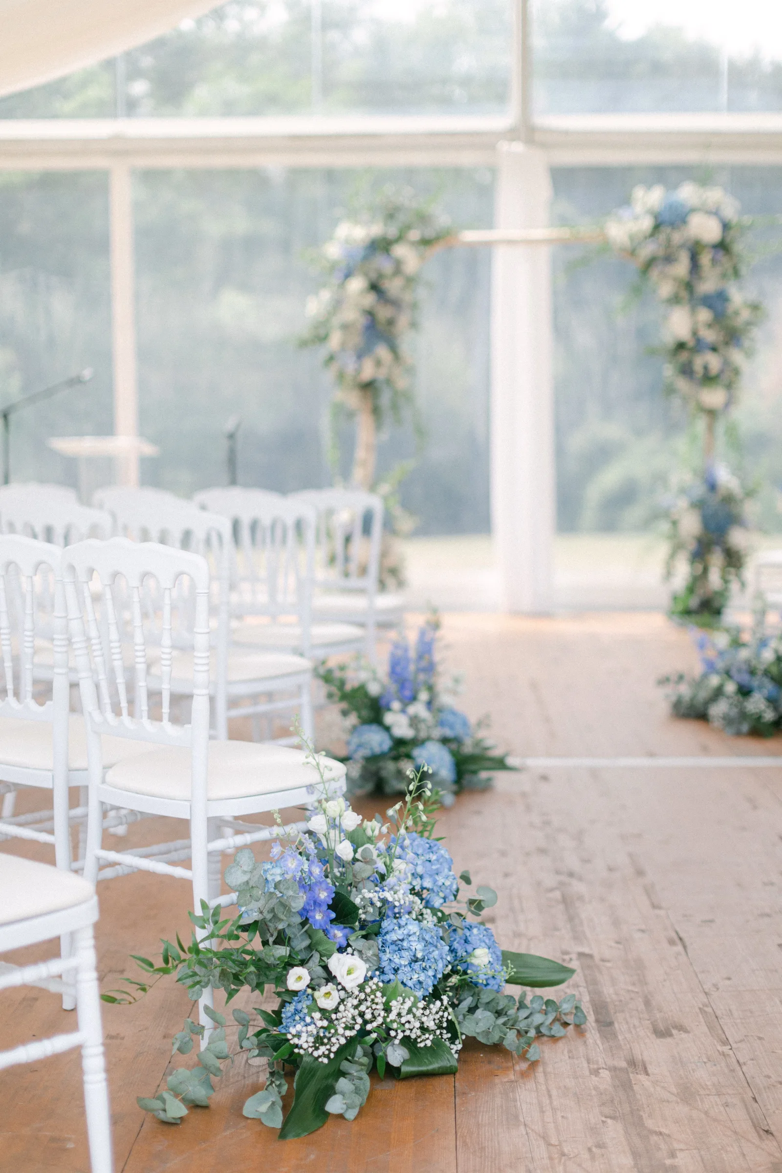 Allée de cérémonie bordée d’hortensias bleus