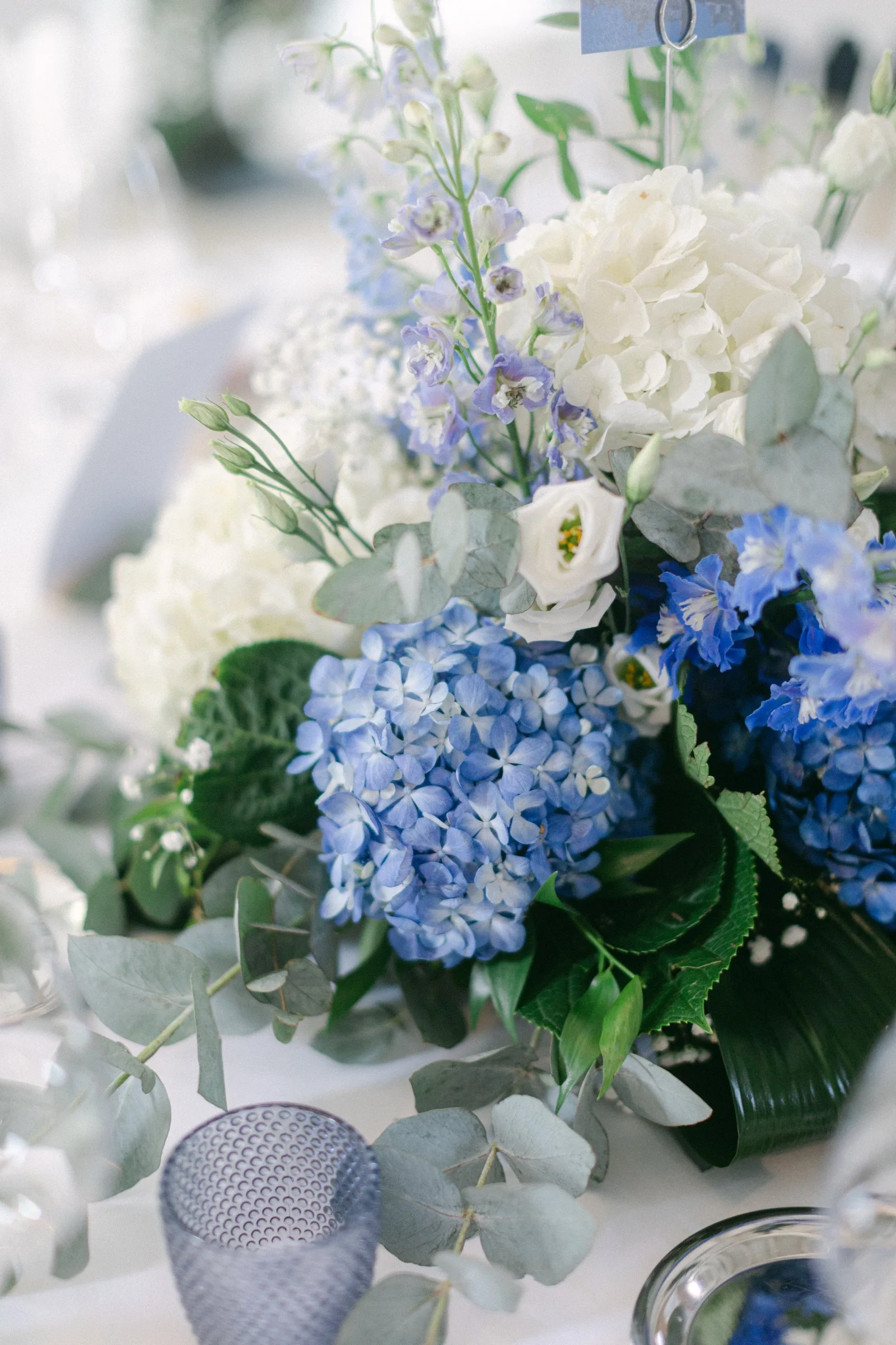 Centre de table d’hortensias bleus et de fleurs blanches